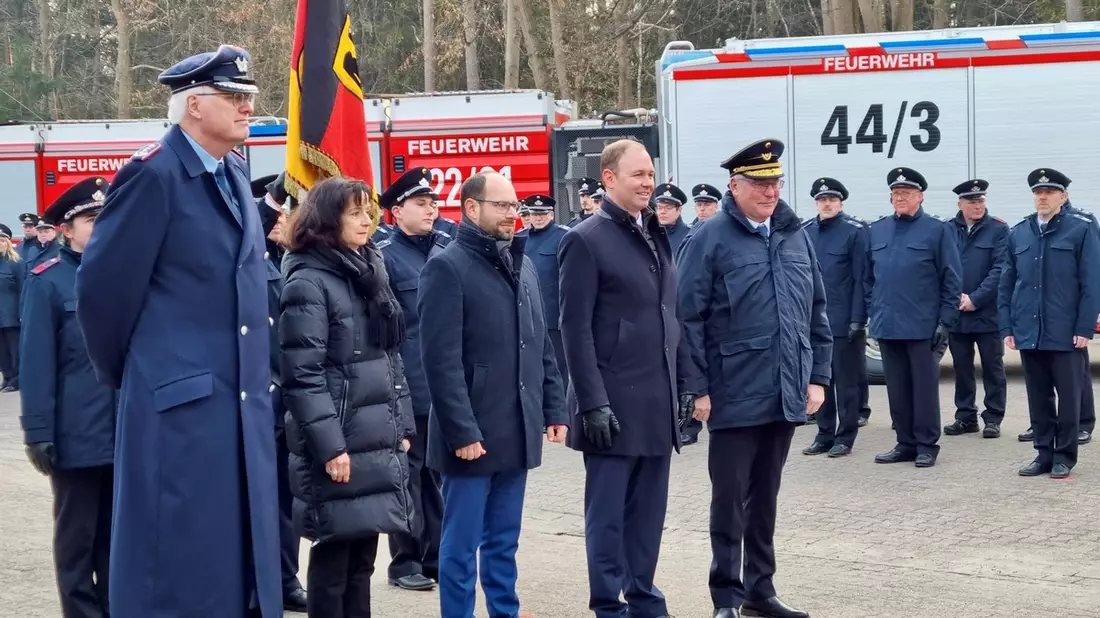 Feierstunde zur Indienststellung des Brandschutzamtes der Bundeswehr / Staatssekretär übergibt die Truppenfahne und damit die Leitung an Direktor Mirko Temmler - Bild: presseportal.de