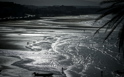 Nach dem Kentern eines Bootes im Oman sind drei französische Touristen gestorben. (Symbolbild) - Foto: Kay Nietfeld/dpa