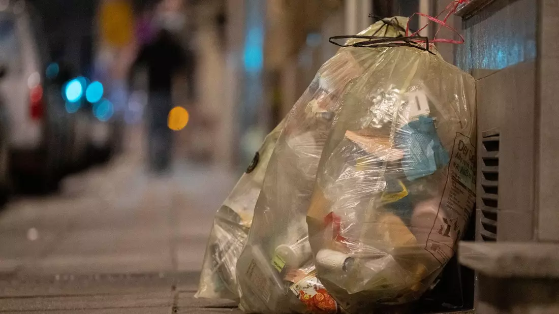 Rein in den Gelben Sack, damit es später recycelt werden kann: Plastikmüll an einer Straße in Deutschland. - Bild: Marjian Murat/dpa