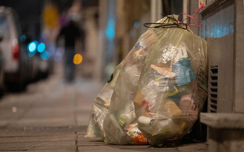 Rein in den Gelben Sack, damit es später recycelt werden kann: Plastikmüll an einer Straße in Deutschland. - Foto: Marjian Murat/dpa