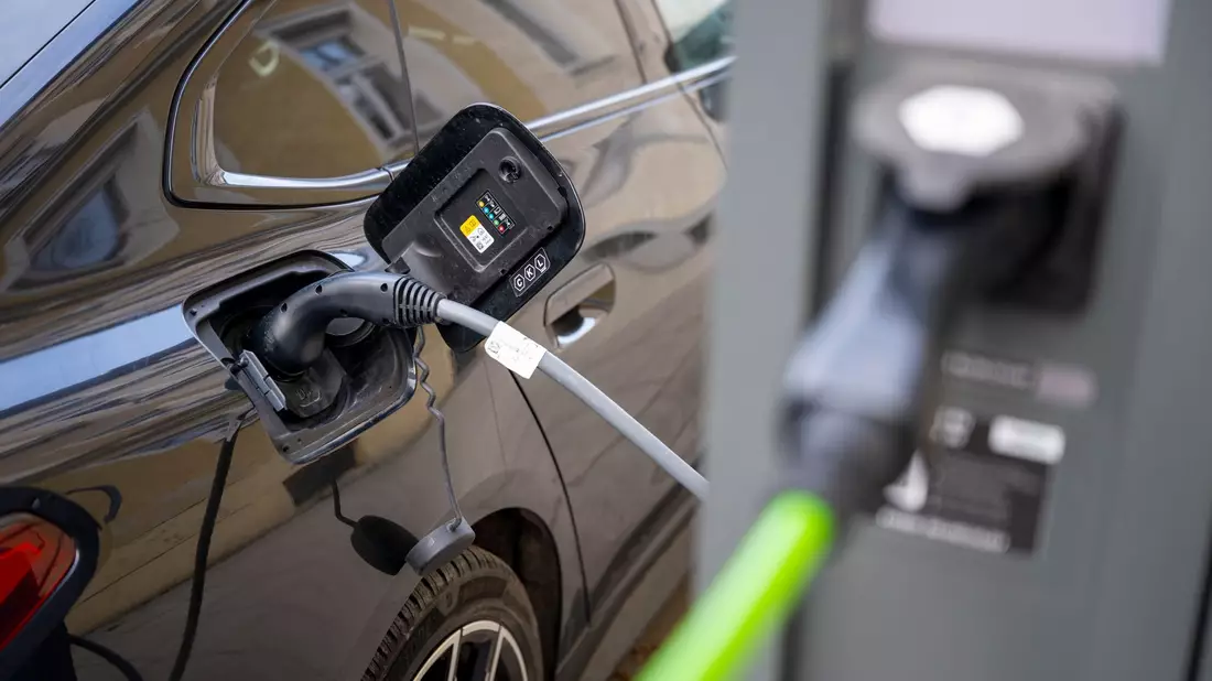 Hohe Anschaffungskosten, geringe Reichweite, teurer Strom - viele Autofahrer sehen gleich mehrere Hindernisse für die Anschaffung eines E-Autos. (Symbolbild) - Bild: Peter Kneffel/dpa