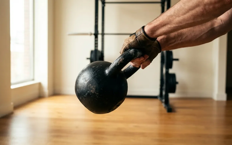 Kettlebell High Pull wird 2026 zum Trend für Best-Ager - Foto: über boerse-global.de
