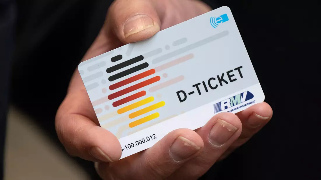 Erneut teurer, aber weiter beliebt: das Deutschland-Ticket. - Bild: Boris Roessler/dpa