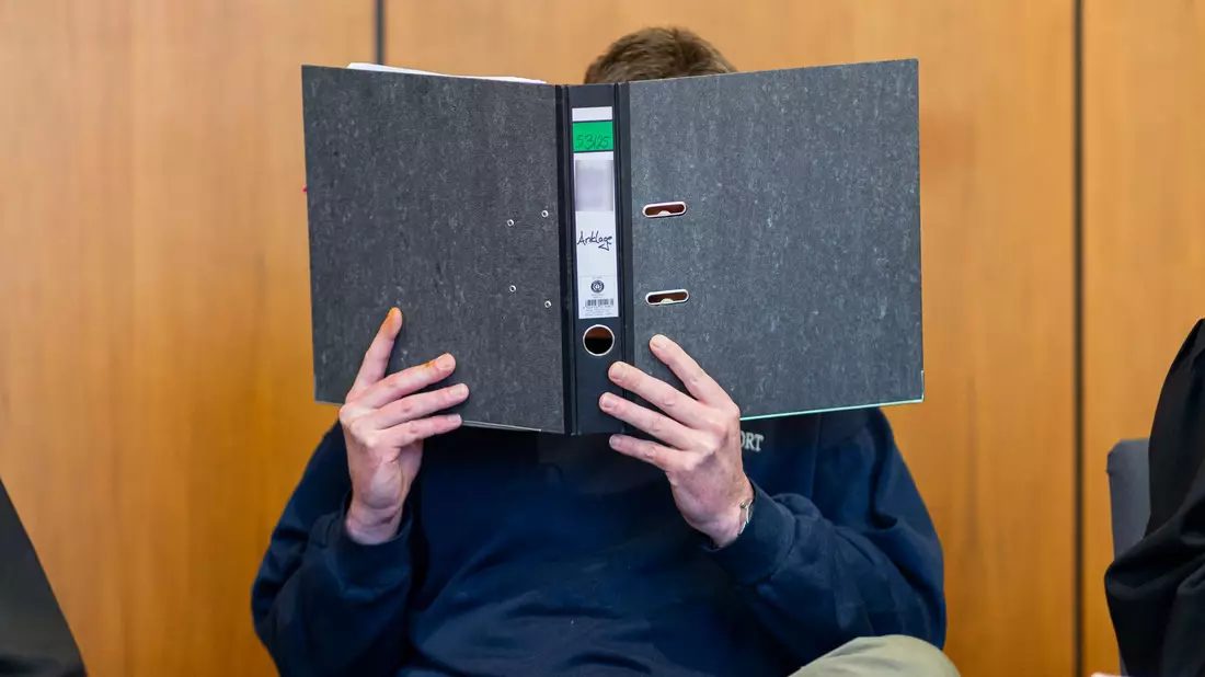 Erst Gift im Kaffee, dann 23 Schläge mit einem Eisenrohr: Nach dem Tod seiner Ex-Lebensgefährtin wird ein 41-Jähriger zu 13 Jahren Gefängnis verurteilt. (Archivbild)  - Bild: Michael Matthey/dpa