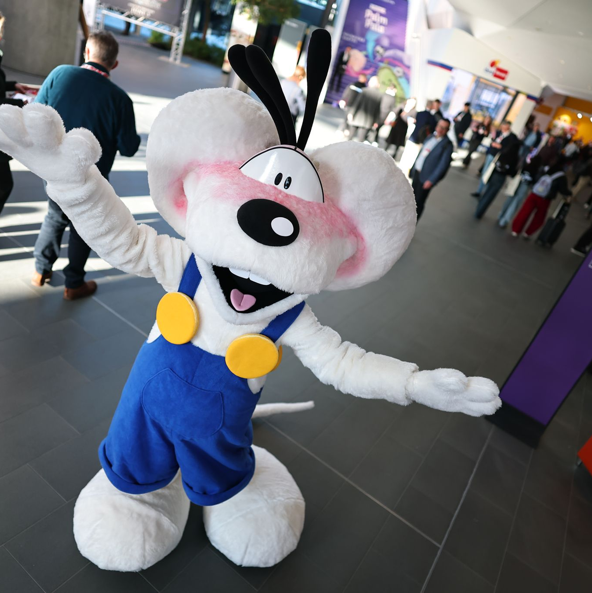 Nostalgie ist ein großes Thema: Die Diddl-Maus aus den 1990er-Jahren kehrt mit Produkten zurück.  - Foto: Daniel Karmann/dpa