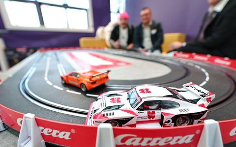 Rennautos gehören auch zu den Spielzeugen, für die sich Erwachsene interessieren. - Foto: Daniel Karmann/dpa