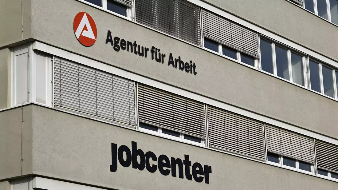 Jobcenter sollen zentrale Anlaufstelle für alle Bedürftige sein, die arbeiten können. (Symbolbild)  - Bild: Martin Schutt/dpa