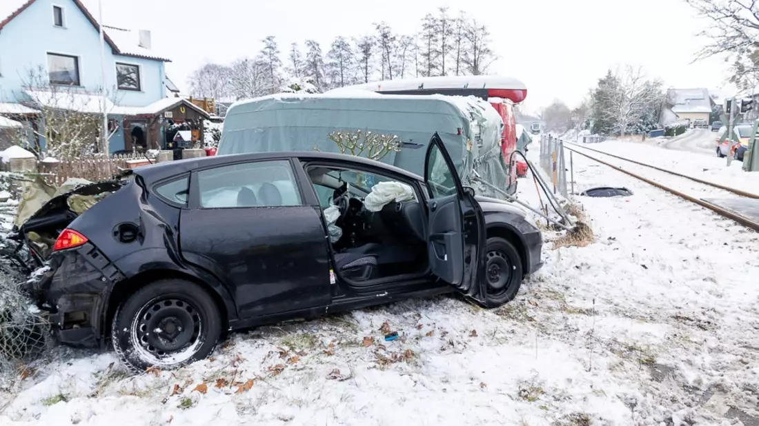 FW Porta Westfalica: 27.01.2026 - Bahnunfall - PKW gegen Zug in Eisbergen - Bild: presseportal.de