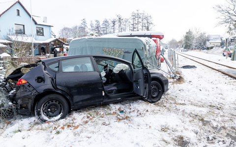 FW Porta Westfalica: 27.01.2026 - Bahnunfall - PKW gegen Zug in Eisbergen - Foto: presseportal.de