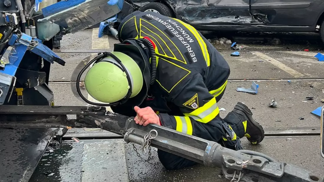 FW-M: Unfall mit Tram endet glimpflich (Ludwigsvorstadt) - Bild: presseportal.de