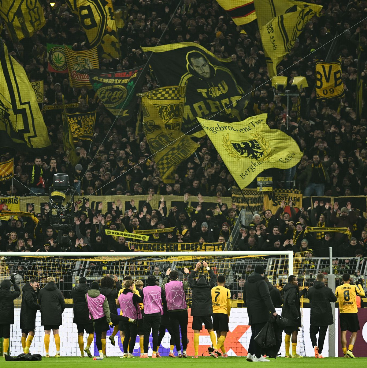 Die Südtribüne soll auch gegen Inter ein besonderer Rückhalt sein. (Archivbild) - Foto: Bernd Thissen/dpa