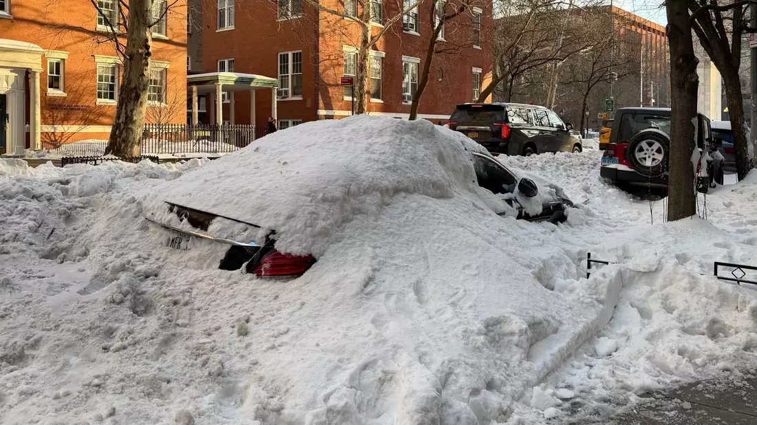Auch wenn große Teile Deutschlands unter einer weißen Schneedecke liegen - die Menge reicht nicht an die Schneemassen in den USA heran. - Bild: Jeff Rivera/TheNEWS2 via ZUMA Press Wire/dpa