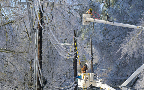 Noch immer sind sehr viele Stromkunden von Ausfällen betroffen.  - Foto: Bruce Newman/AP/dpa