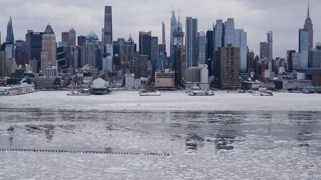 Mehr als die Hälfte der US-Bevölkerung war zeitweise von dem Wintersturm betroffen. - Bild: Seth Wenig/AP/dpa