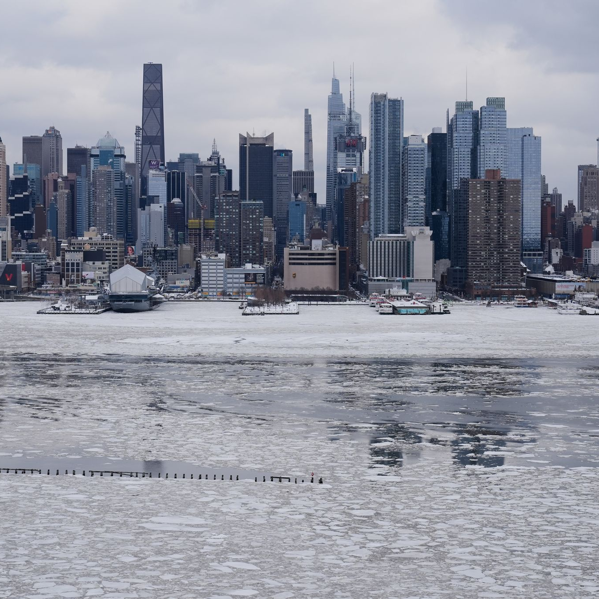 Mehr als die Hälfte der US-Bevölkerung war zeitweise von dem Wintersturm betroffen. - Foto: Seth Wenig/AP/dpa