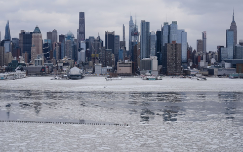 Mehr als die Hälfte der US-Bevölkerung war zeitweise von dem Wintersturm betroffen. - Foto: Seth Wenig/AP/dpa