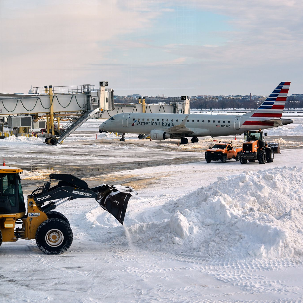 Am Wochenende waren Tausende Flüge ausgefallen. - Foto: Julia Nikhinson/AP/dpa