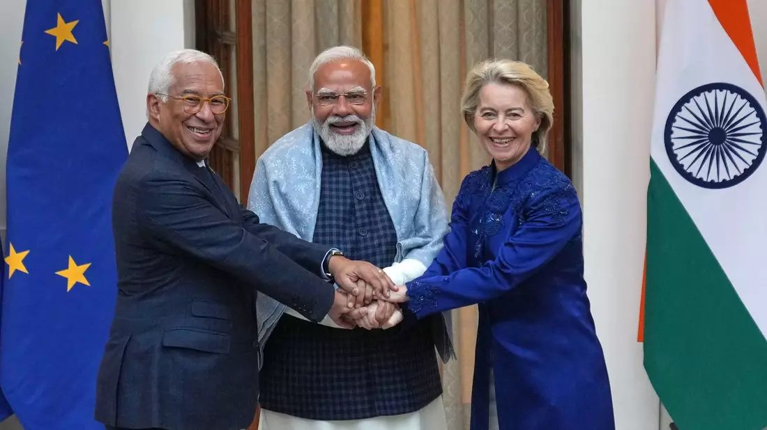 Feiern den erfolgreichen Abschluss der Freihandelsgespräche: EU-Ratspräsident António Costa (l), der indische Ministerpräsident Narendra Modi und EU-Kommissionspräsidentin Ursula von der Leyen. - Bild: Manish Swarup/AP/dpa