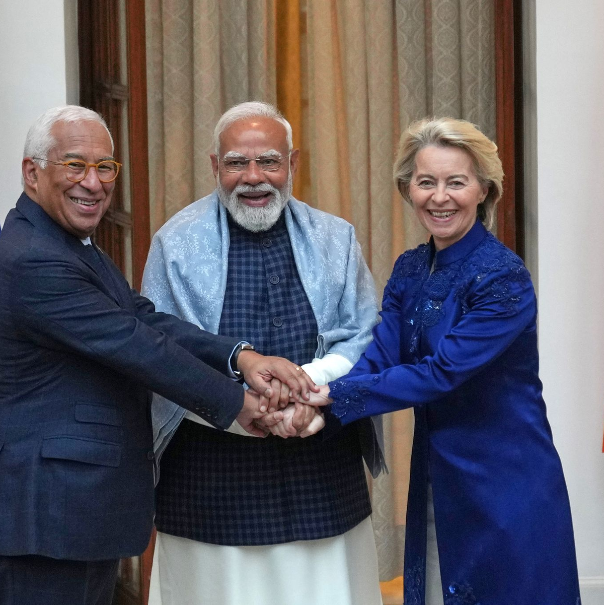 Feiern den erfolgreichen Abschluss der Freihandelsgespräche: EU-Ratspräsident António Costa (l), der indische Ministerpräsident Narendra Modi und EU-Kommissionspräsidentin Ursula von der Leyen. - Foto: Manish Swarup/AP/dpa