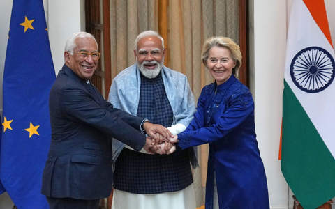 Feiern den erfolgreichen Abschluss der FreihandelsgesprÀche: EU-RatsprÀsident António Costa (l), der indische MinisterprÀsident Narendra Modi und EU-KommissionsprÀsidentin Ursula von der Leyen. - Foto: Manish Swarup/AP/dpa Feiern den erfolgreichen Abschluss der FreihandelsgesprÀche: EU-RatsprÀsident António Costa (l), der indische MinisterprÀsident Narendra Modi und EU-KommissionsprÀsidentin Ursula von der Leyen. - Foto: Manish Swarup/AP/dpa