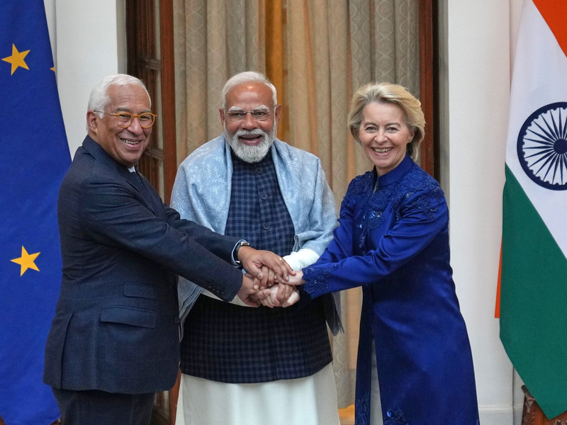 Feiern den erfolgreichen Abschluss der Freihandelsgespräche: EU-Ratspräsident António Costa (l), der indische Ministerpräsident Narendra Modi und EU-Kommissionspräsidentin Ursula von der Leyen. - Foto: Manish Swarup/AP/dpa