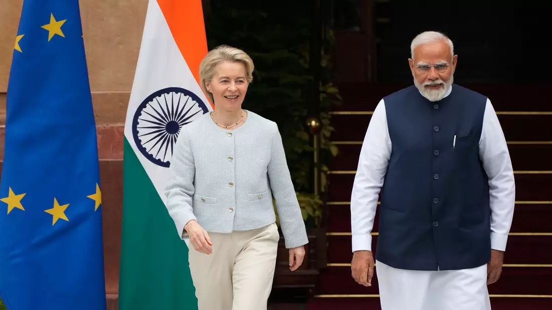 Wollen die Beziehungen zwischen der EU und Indien stärken: Premierminister Narendra Modi und EU-Kommissionschefin Ursula von der Leyen. (Archivbild) - Bild: Manish Swarup/AP/dpa