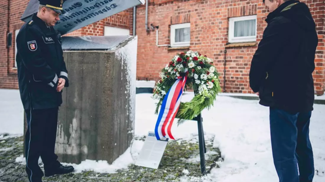 POL-SH: Holocaust-Gedenktag: Kranzniederlegung in Kiel (Foto + Zitat) - Bild: presseportal.de