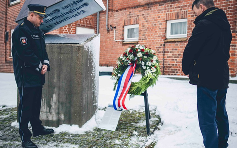 POL-SH: Holocaust-Gedenktag: Kranzniederlegung in Kiel (Foto + Zitat) - Foto: presseportal.de
