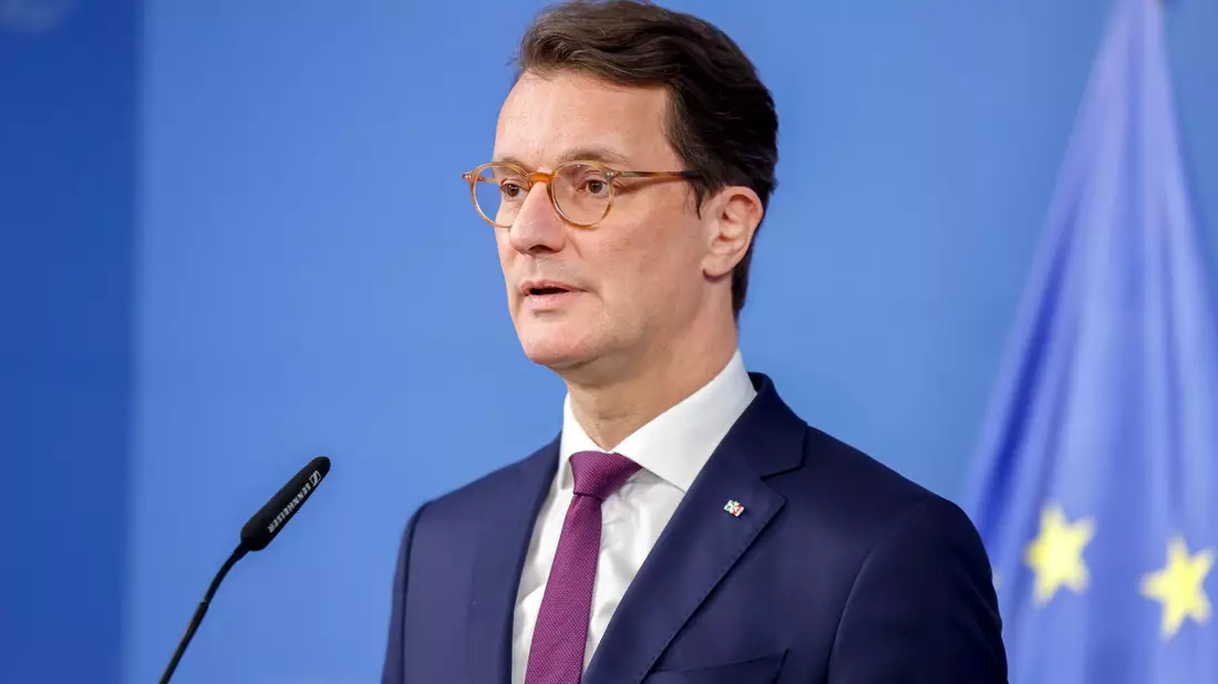 Kein guter Tag für Nordrhein-Westfalens Ministerpräsident Hendrik Wüst (CDU): Der Rücktritt seiner Fluchtministerin Josefine Paul (Grüne) setzt ihn unter Erklärungszwang.  - Bild: Thomas Banneyer/dpa