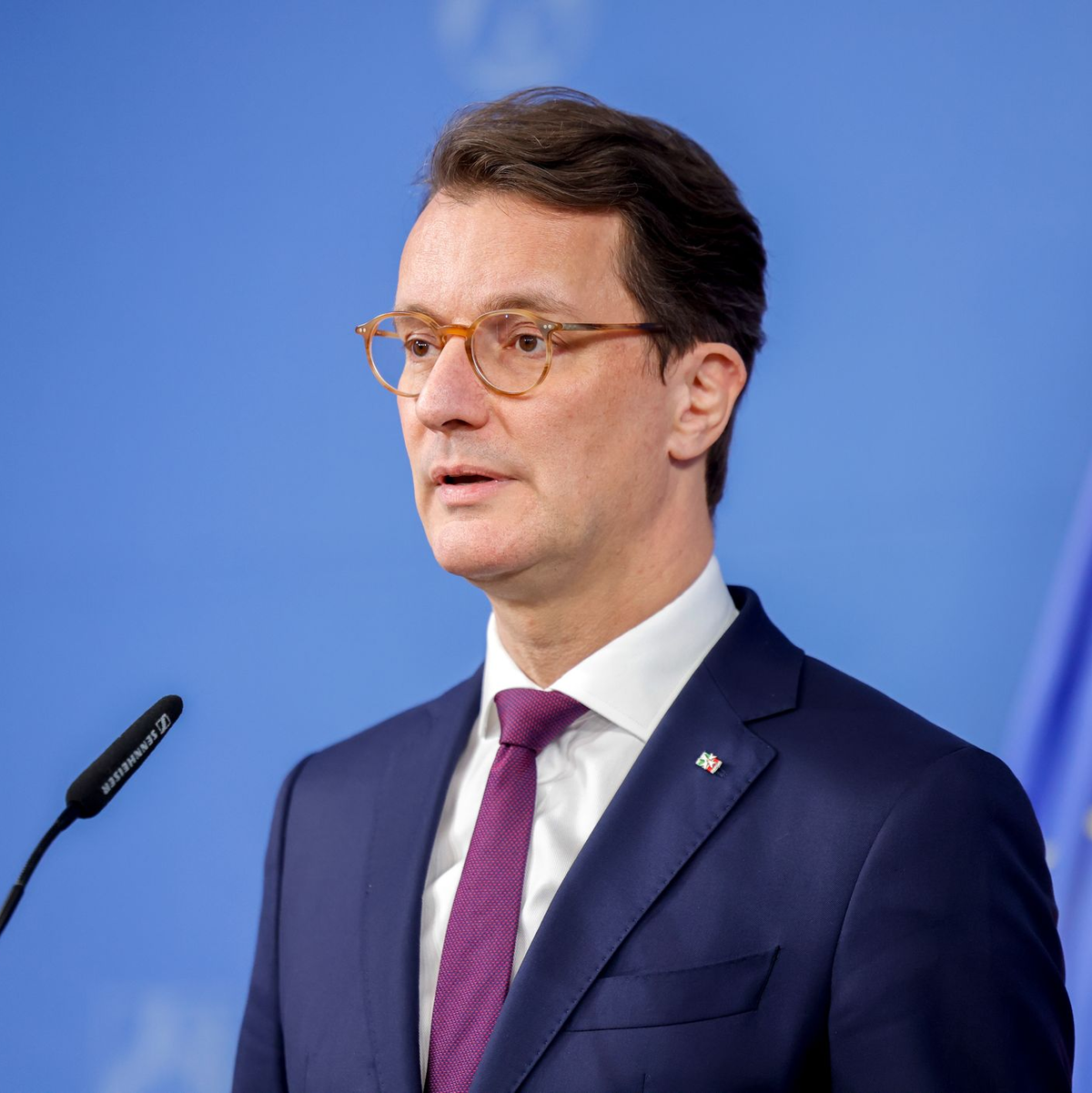 Kein guter Tag für Nordrhein-Westfalens Ministerpräsident Hendrik Wüst (CDU): Der Rücktritt seiner Fluchtministerin Josefine Paul (Grüne) setzt ihn unter Erklärungszwang.  - Foto: Thomas Banneyer/dpa