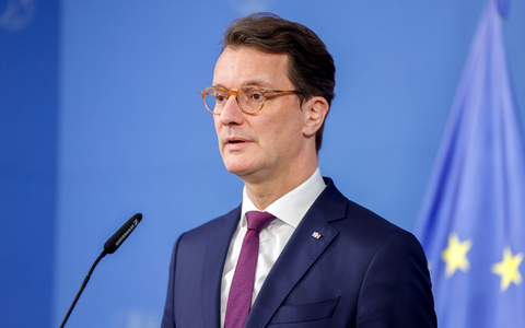 Kein guter Tag für Nordrhein-Westfalens Ministerpräsident Hendrik Wüst (CDU): Der Rücktritt seiner Fluchtministerin Josefine Paul (Grüne) setzt ihn unter Erklärungszwang.  - Foto: Thomas Banneyer/dpa