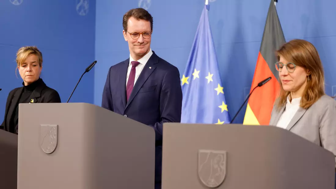 Rücktritt und Ernennung im Minutentakt: Die neue Familien- und Fluchtministerin Verena Schäffer ist als Nachfolgerin von Josefine Paul schon am Start. - Bild: Thomas Banneyer/dpa