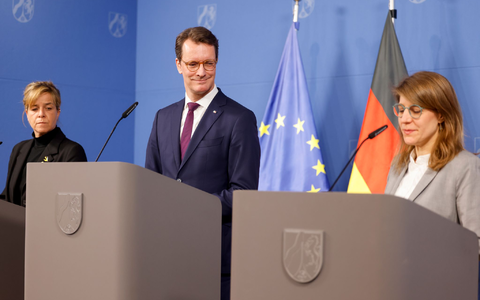 Rücktritt und Ernennung im Minutentakt: Die neue Familien- und Fluchtministerin Verena Schäffer ist als Nachfolgerin von Josefine Paul schon am Start. - Foto: Thomas Banneyer/dpa