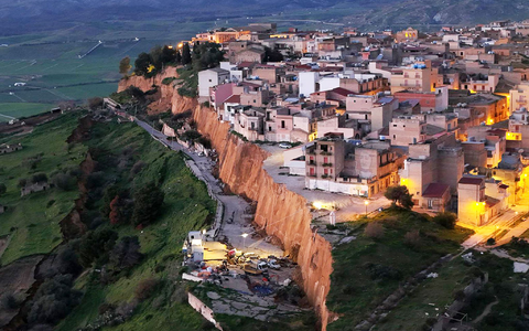Nach schweren Unwettern droht in Niscemi ein Erdrutsch Teile eines Wohngebiets mitzureißen. - Foto: Alberto Lo Bianco/LaPresse via ZUMA Press/dpa