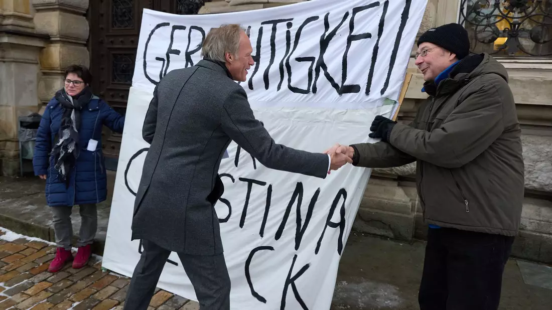 Der angeklagte Ex-Sportmoderator Gerhard Delling begrüßt Unterstützer seiner Lebensgefährtin Christina Block. - Bild: Georg Wendt/dpa