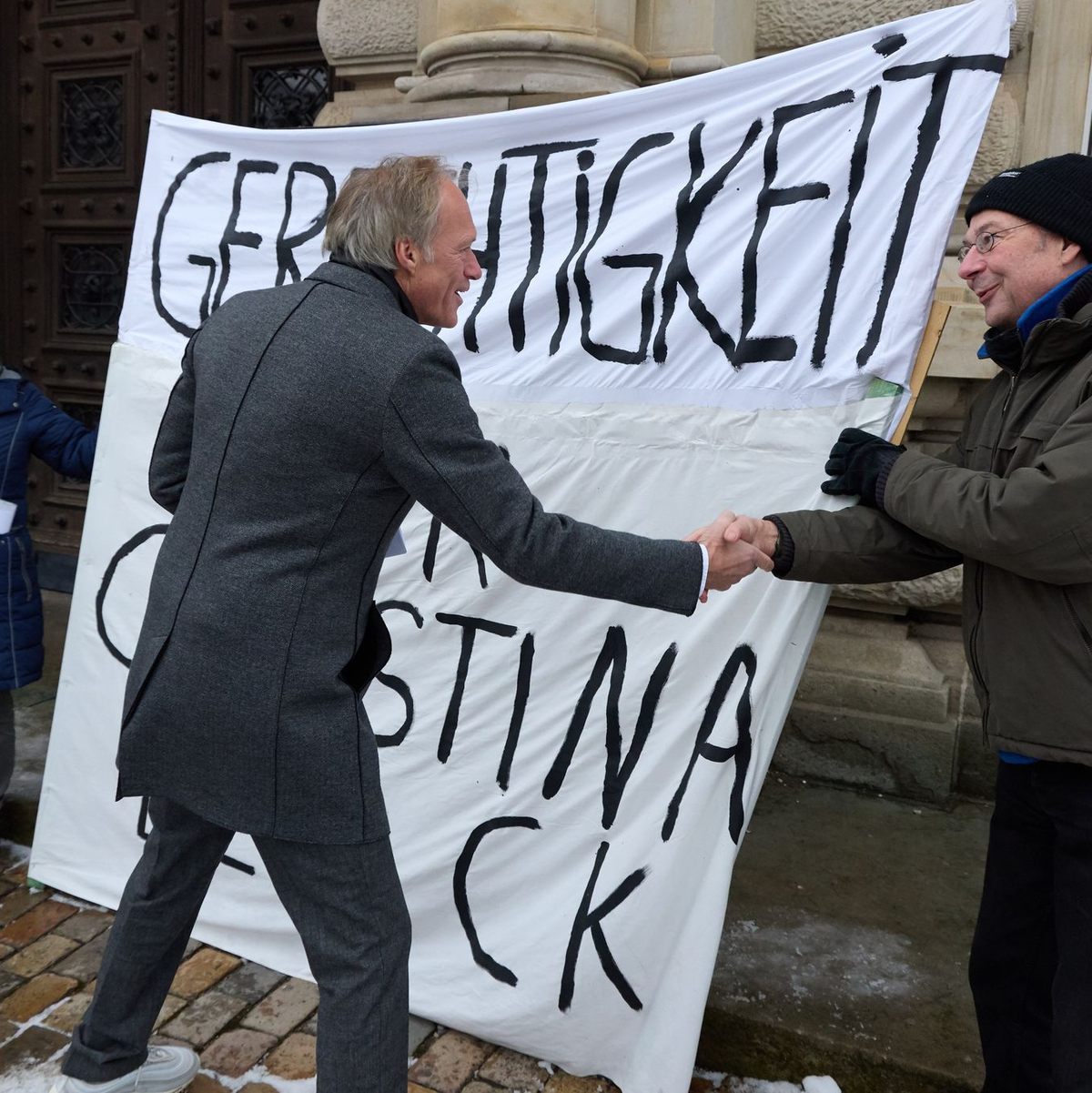 Der angeklagte Ex-Sportmoderator Gerhard Delling begrüßt Unterstützer seiner Lebensgefährtin Christina Block. - Foto: Georg Wendt/dpa