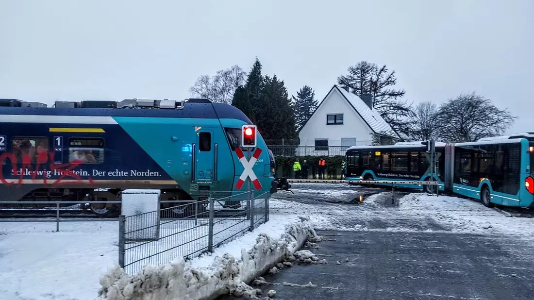 BPOL-KI: Schulbus auf Bahnübergang festgefahren - Regionalexpress leitet Schnellbremsung ein - Bild: presseportal.de