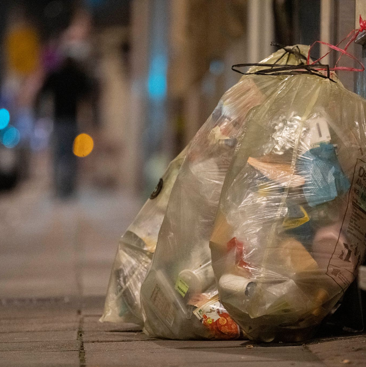 Rein in den Gelben Sack, damit der Müll später recycelt werden kann: Plastikmüll an einer Straße in Deutschland. - Foto: Marjian Murat/dpa