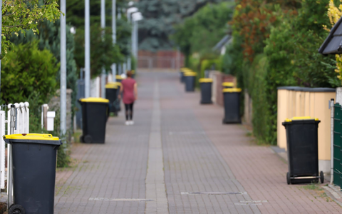 Die Müllabfuhr kommt, also raus mit den Gelben Tonnen! - Foto: Jan Woitas/dpa
