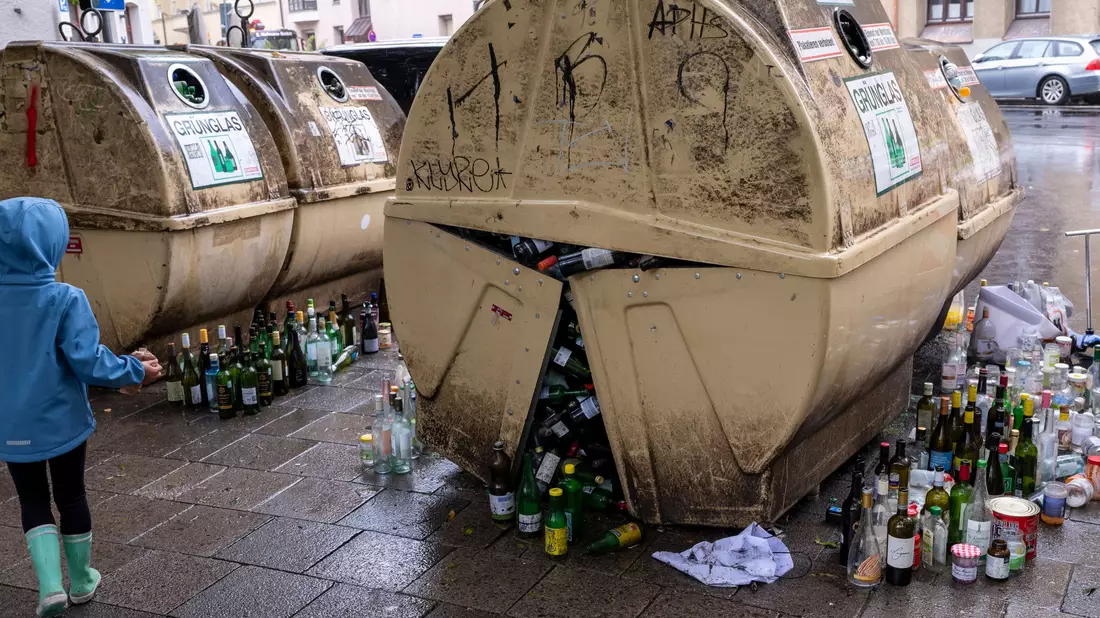 Es gibt zu wenige Glascontainer in Deutschland, monieren Branchenexperten.  - Bild: Peter Kneffel/dpa