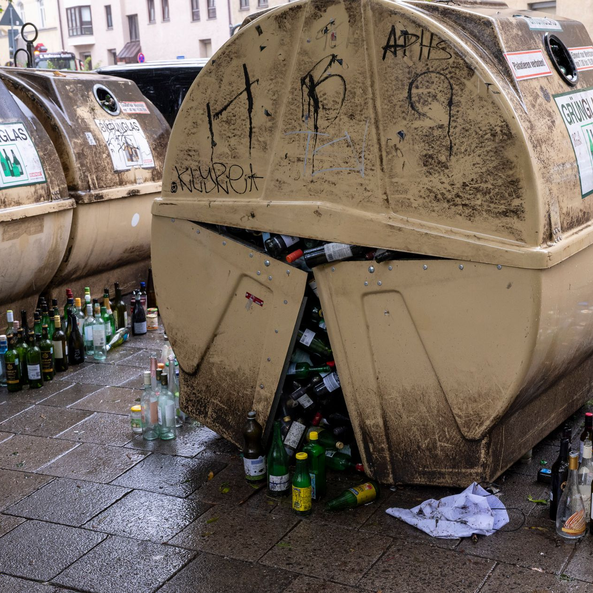 Es gibt zu wenige Glascontainer in Deutschland, monieren Branchenexperten.  - Foto: Peter Kneffel/dpa