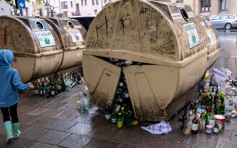 Es gibt zu wenige Glascontainer in Deutschland, monieren Branchenexperten.  - Foto: Peter Kneffel/dpa