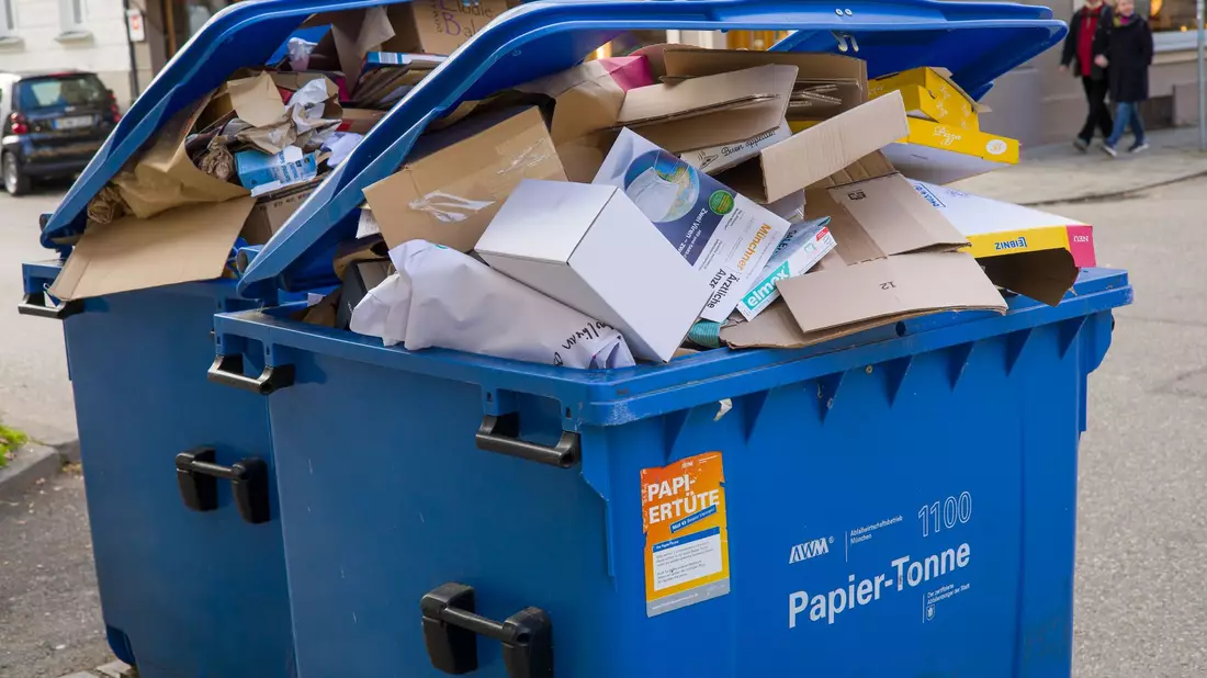Reichlich Papier und Pappe zur Abholung. - Bild: Peter Kneffel/dpa
