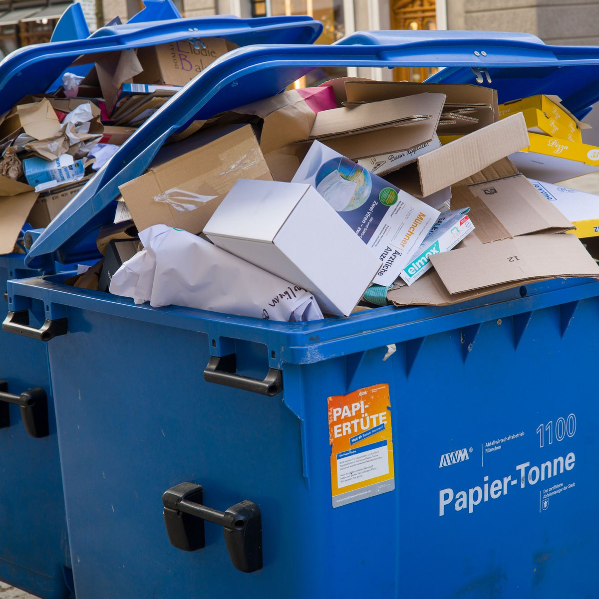 Reichlich Papier und Pappe zur Abholung. - Foto: Peter Kneffel/dpa