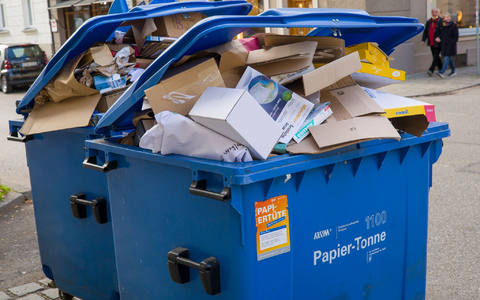 Reichlich Papier und Pappe zur Abholung. - Foto: Peter Kneffel/dpa