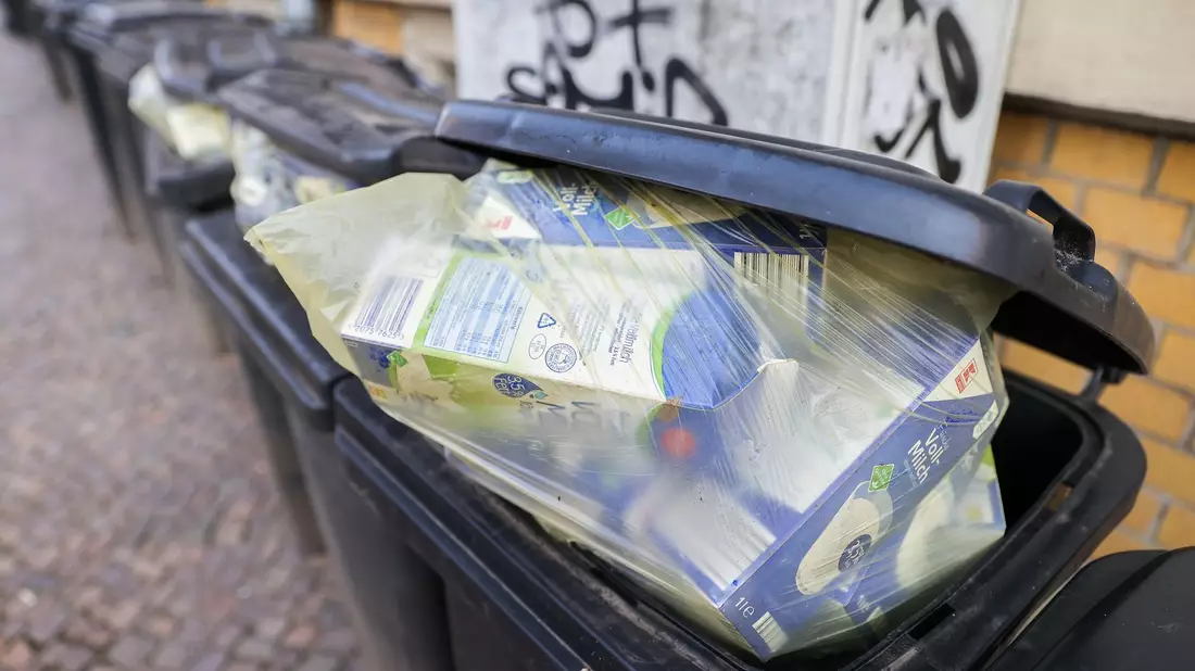 So soll es nicht sein: Getränkekartons im Restmüll. Dabei gehören sie in den Gelben Sack oder die Gelbe Tonne. - Bild: Jan Woitas/dpa-Zentralbild/dpa