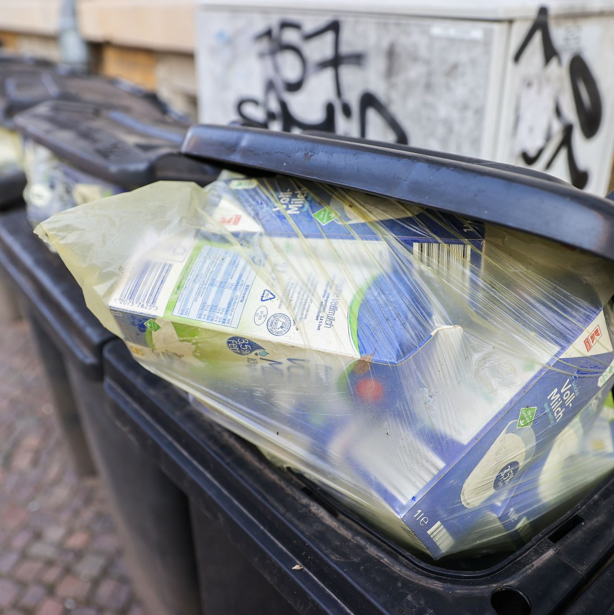 So soll es nicht sein: Getränkekartons im Restmüll. Dabei gehören sie in den Gelben Sack oder die Gelbe Tonne. - Foto: Jan Woitas/dpa-Zentralbild/dpa