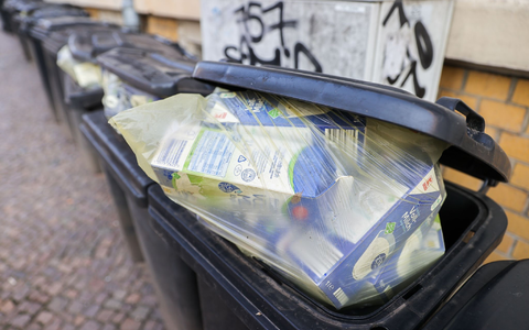 So soll es nicht sein: Getränkekartons im Restmüll. Dabei gehören sie in den Gelben Sack oder die Gelbe Tonne. - Foto: Jan Woitas/dpa-Zentralbild/dpa