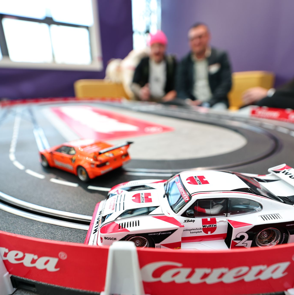 Rennautos gehören zu den Spielzeugen, für die sich Erwachsene interessieren. - Foto: Daniel Karmann/dpa