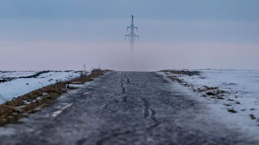 Nach einer kurzen Wetterpause kehrt der Winter mit Schnee, Regen und Glätte zurück. - Bild: Armin Weigel/dpa
